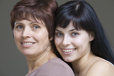 年轻女性拥抱母亲的片场肖像影棚头肩家长微笑特写头发幸福视图个人中年图片
