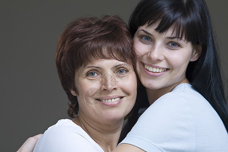 年轻女性拥抱母亲的片场肖像头肩女儿妇女家长中年幸福棕色头发微笑成年图片