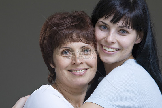 年轻女性拥抱母亲的片场肖像头肩女儿妇女家长中年幸福棕色头发微笑成年图片