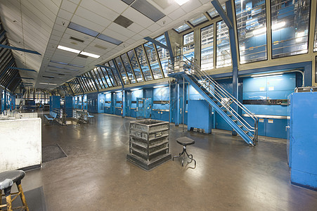 一家宽敞的报纸厂的内部观点材料生产报纸出版打印造纸机器工厂技术经济背景图片