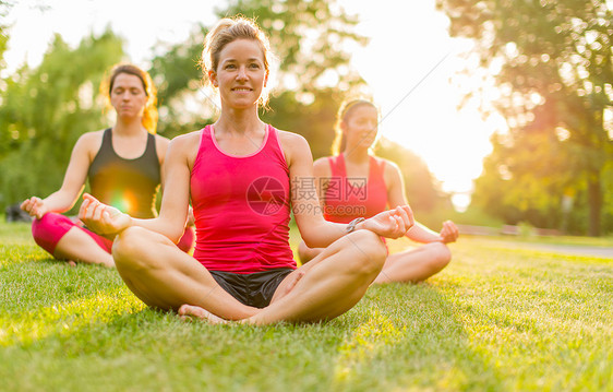 日落时在户外做瑜伽的妇女图片