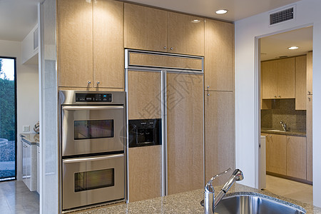 现代厨房 配有不锈钢铁电器图片