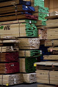 储存在仓库中的大量木制胶合板图片