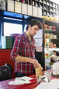 在茶叶店工作的年轻人图片