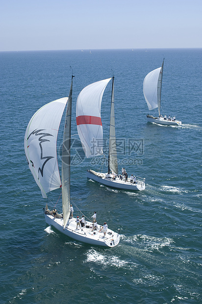 三艘游艇参加加利福尼亚州队帆船赛天空比赛运动鸟瞰图速度竞赛对抗地平线竞技水车图片