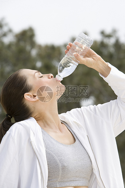 成年中年妇女饮用矿泉水图片
