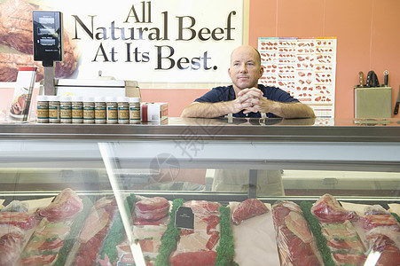 超市员工在超市的肉柜站着图片