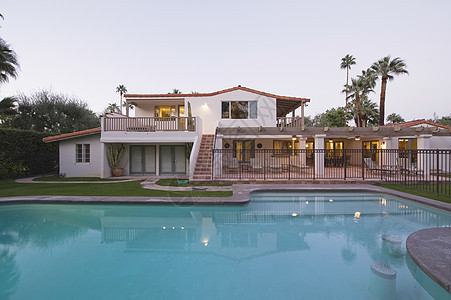 游泳池和现代住宅外表与晴天图片