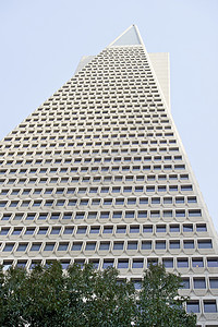 威廉佩雷拉设计的 旧金山  低角度视图建筑学建筑气势地标金字塔白色外观石英摩天大楼窗户图片