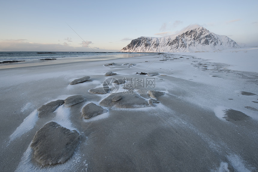 挪威洛夫托芬岛Flakstadoya岛海滩上的盐残留物图片