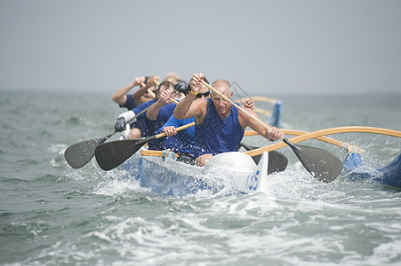 水上越野独木舟小组团队领导喷雾上半身运动海洋运动员图片