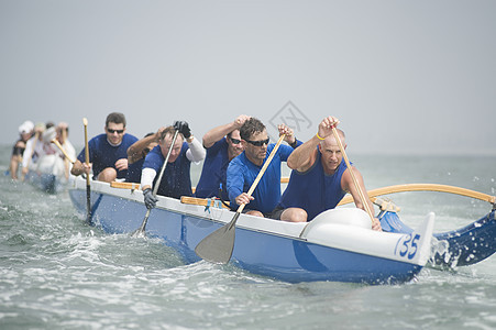 水上越野独木舟小组上半身运动领导运动员团队海洋图片