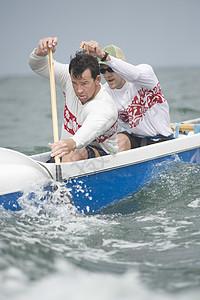由2人组成的越野独木舟小组两个人领导男士海洋运动喷雾运动员外表图片