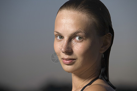 黄昏时穿泳装的年轻女子肖像运动员游泳衣成人外表运动头肩微笑族裔游泳者头发图片