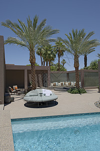 加利福尼亚家庭游泳池边有棕榈树的座位水池奢华天空晴天房子游泳财产泳池建筑学图片