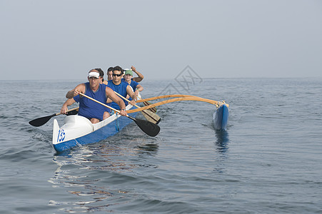 水上越野独木舟小组浮筒地平线外表海洋混血组运动海女团队运动员女士图片