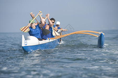 水上越野独木舟小组天空海洋蓝色男士运动员平衡运动上半身团队训练图片