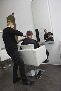 男性客户的独性美发师理发图片