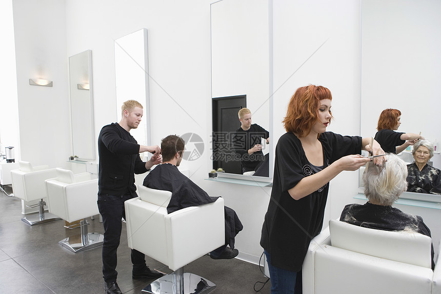 理发师给单性沙龙的顾客理发造型护理理发店头发镜子女性男士发型发型设计成人图片