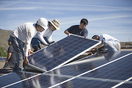 一组从事太阳能电池板工作的男人团体合作太阳能混血起重太阳能板力量男士配件环境问题图片