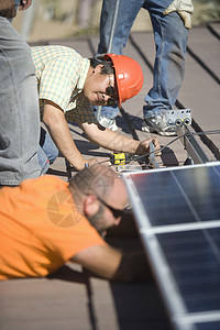 一组从事太阳能电池板工作的男人环境团结安全起重光伏四个人合作太阳能健康环保图片