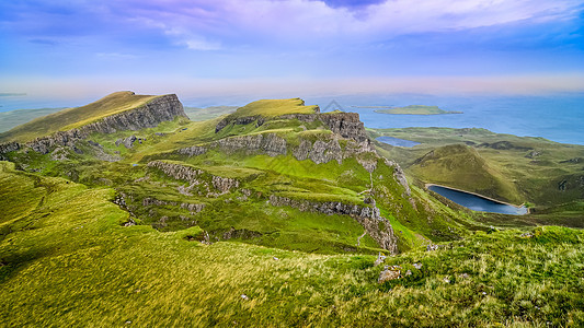 苏格兰高地Quiraing海岸线的全景图悬崖塌方风景顶峰地标岩石爬坡丘陵荒野山脉图片