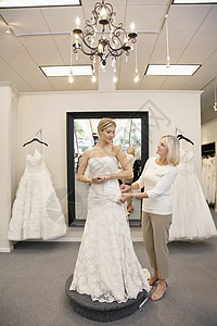 美女打扮成新娘 和高级员工一起在婚介店帮她做新娘图片