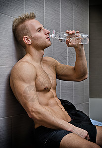 锻炼后饮用饮用水的布洛德不穿衬衫运动员图片