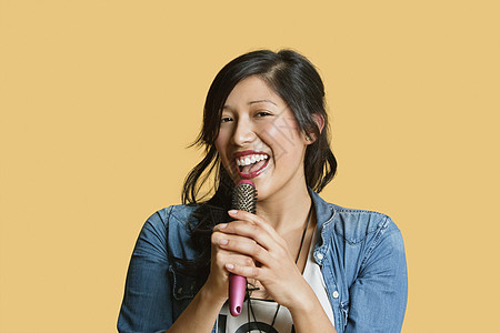 一个年轻女人的肖像 唱成彩色背景的梳子图片