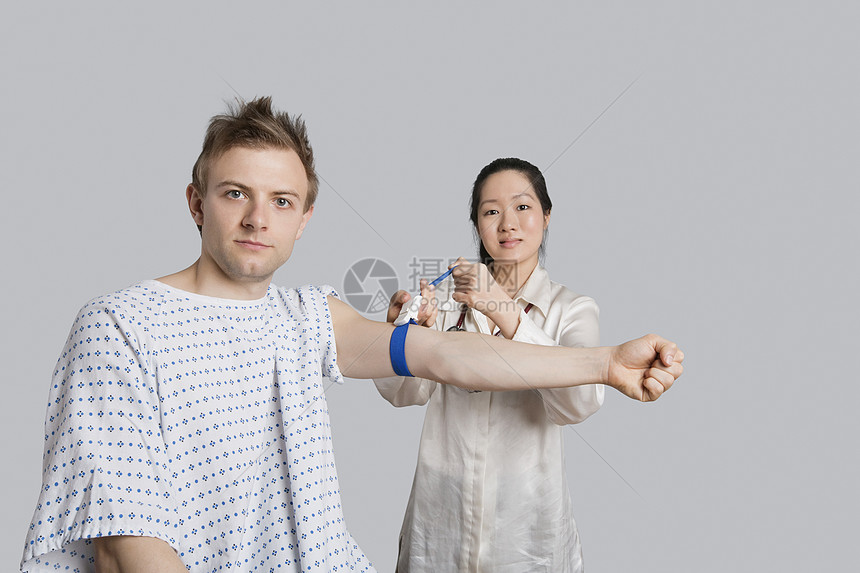 男性病人与准备接受验血检查的医生的貌相图片