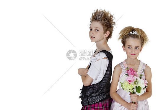 带着伴娘拿着花束在白色背景上的鲜花花束的朋克男孩肖像图片