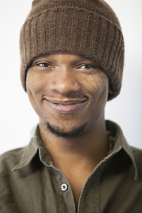 身戴编织帽的非裔美国人近距离肖像图片