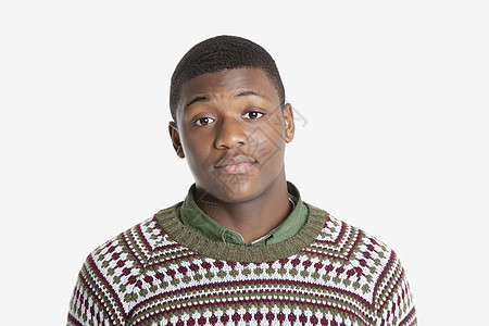 一名身穿灰色背面毛衣的非裔美国青年男子的肖像图片