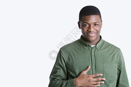 一个快乐的年轻非裔美国人男子 灰色背景的肖像图片
