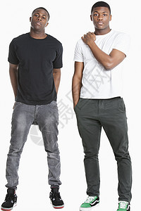 两名青年男子身穿灰色背景的散间临时工肖像图片