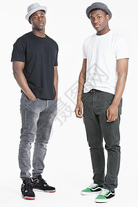两名美国黑人男子身处灰色背景的零食中图片