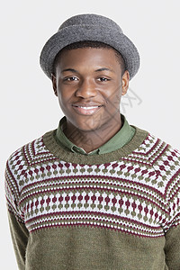 灰色背景中戴帽子的快乐非洲裔美国人的画像图片