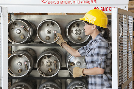 女性工业工人取出丙烷气瓶的女工图片