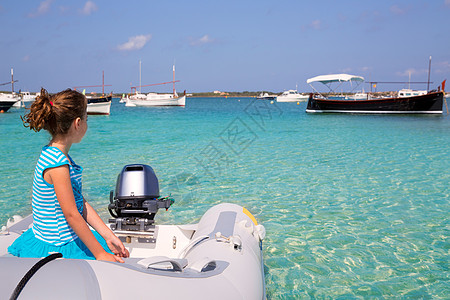 在的船上的女孩蓝色血管地标海滩太阳假期天空孩子们孩子旅行图片
