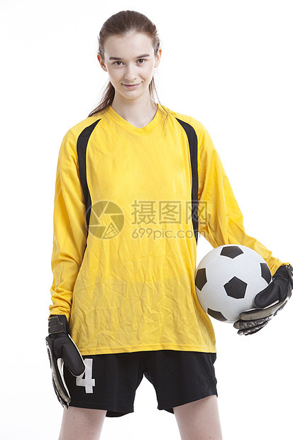 年轻女足球运动员在白种背景下打球的肖像图片