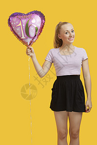 美丽的年轻女士的肖像 带着心 以黄本形塑造的生日气球图片