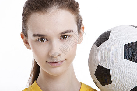 白种背景足球女青年女子的肖像 在白色背景下打足球特写女性头肩运动员成年身体素质成人闲暇训练运动图片