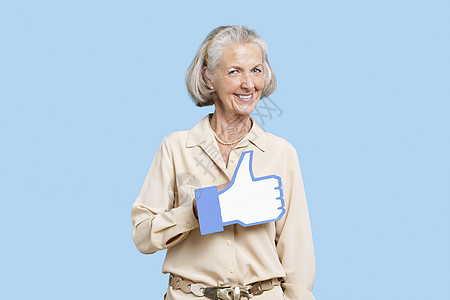 穿着像蓝底按钮一样假冒的散间临时工高级妇女的肖像短发点赞标志网络幸福彩色背景退休蓝色休闲图片