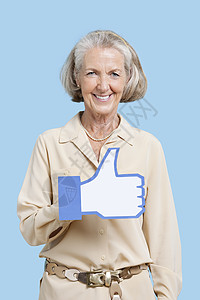 穿着像蓝底按钮一样假冒的散间临时工高级妇女的肖像退休影棚白发成人长度蓝色语言标志短发彩色图片