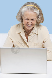 使用笔记本电脑进行视频通话的年长妇女闲暇享受技术房子短发用户会议喜悦女性互联网图片