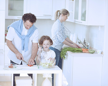 家庭在厨房做健康饮食准备女性午餐桌子孩子食材后代中年女孩食物女儿图片