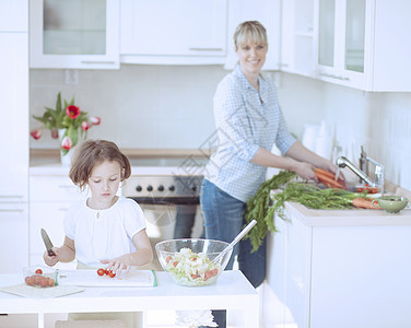 母亲和女儿89在厨房准备健康饮食家庭中年父母切菜板桌子女性闲暇两个人午餐幸福图片