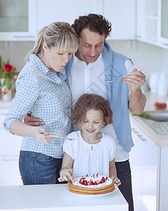 家庭在厨房做健康饮食准备闲暇食材孩子表情女孩中年人场景中年母亲教学图片