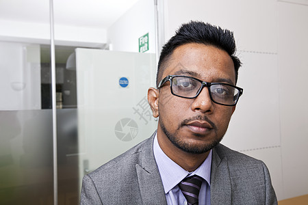 印地安商务人士戴留胡子眼镜的近视肖像图片