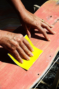 还原旧滑板男性木匠维修木板工具滑冰工艺抛光甲板木工图片